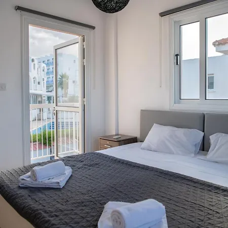 فيلة Ruby Evelyn